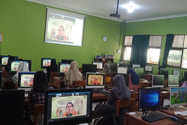 siswa - siswi antusias mengikuri webinar sadar sampah
