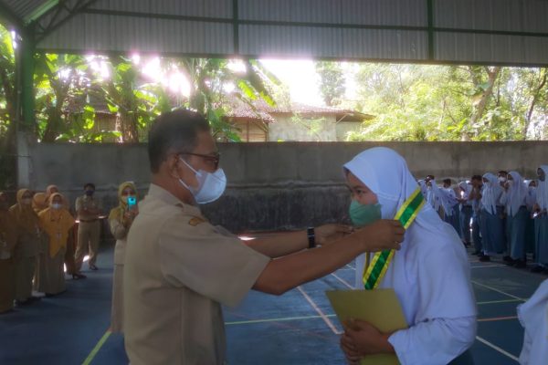 Kepala Sekolah menyematkan Samir