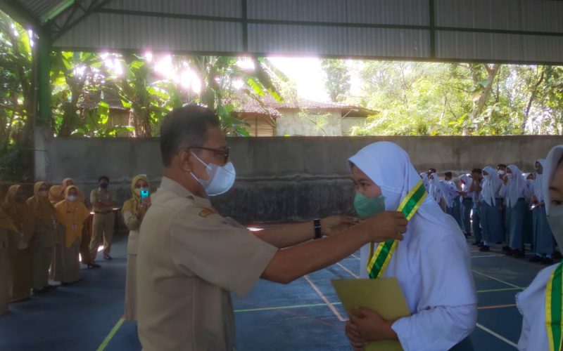 Kepala Sekolah menyematkan Samir