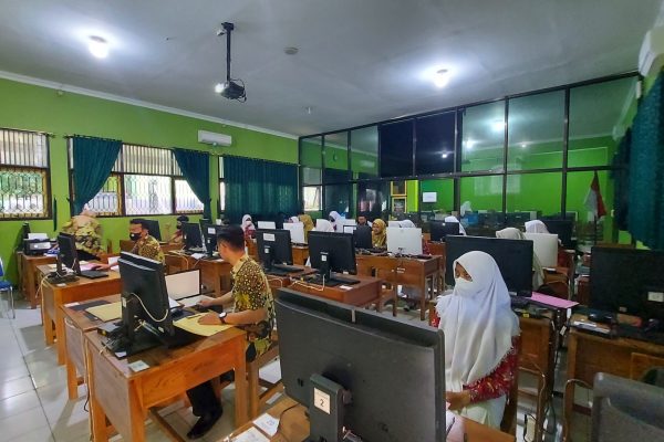Operator membantu Calon Peserta Didik verifikasi akun PPDB