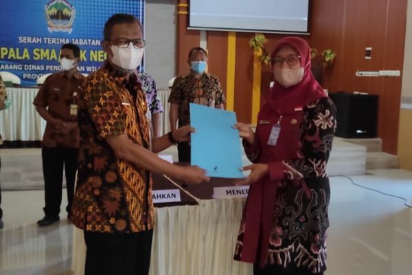 Serah Terima Kepala Sekolah Lama dengan Kepala Sekolah baru k